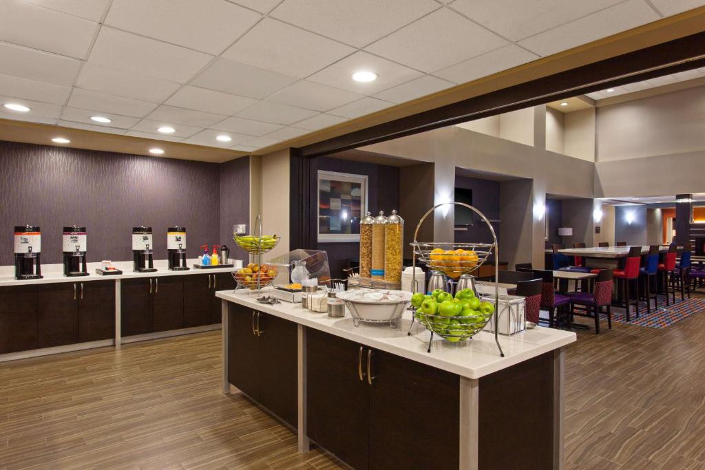 Food and beverages, Hampton Inn & Suites Merced in Merced (CA)