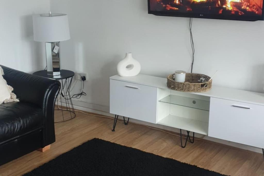 A&S properties, no guest fees, with drive and near city centre, Wolverhampton