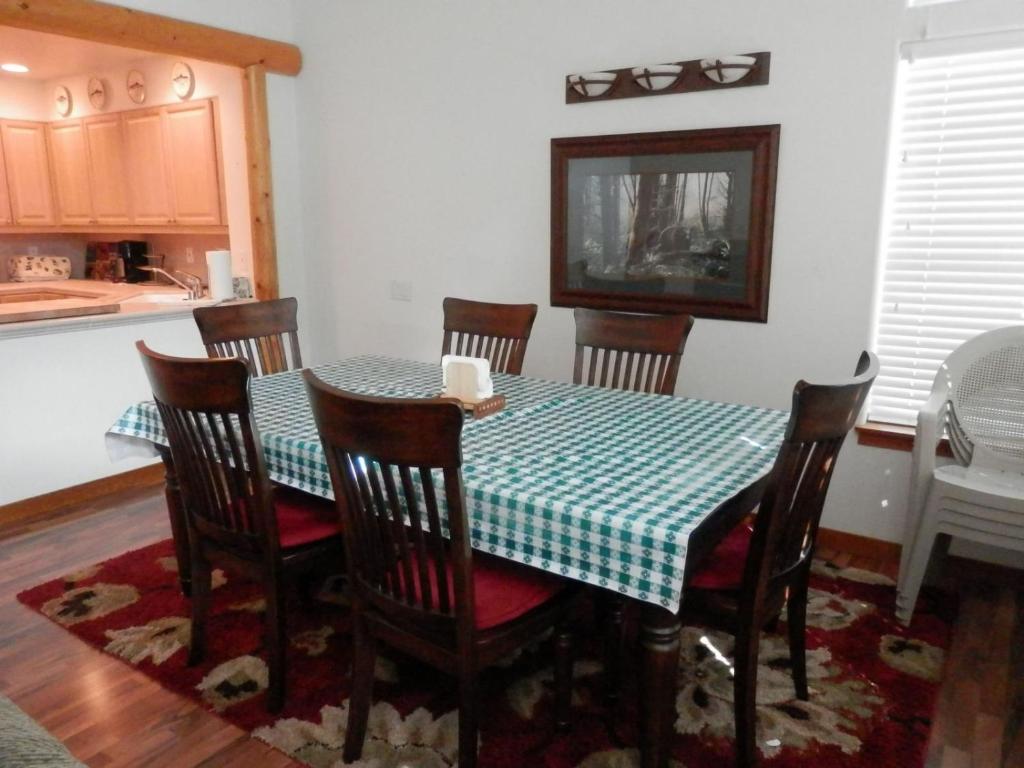 Hideaway Down Canyon #103 - 3BR/2.5BA Vacation Home — Hotel in June Lake (CA)