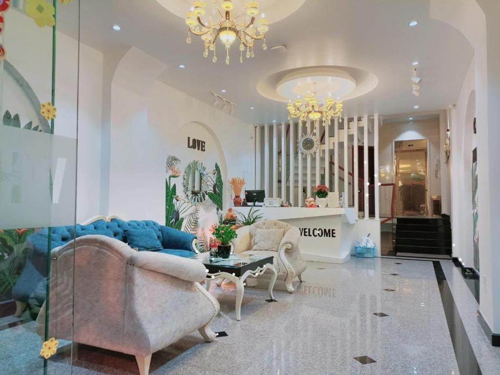 ホワイト コーヒー ハウス (White Coffee house) フロント・ロビー