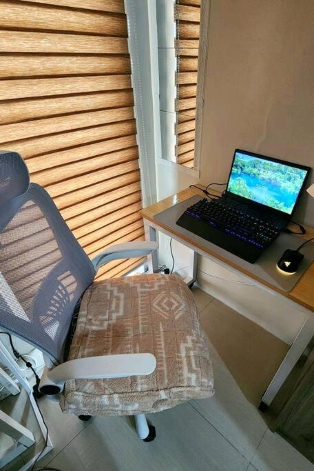 821 Field Res Condo by Bambie with 2 wifi, Manille
