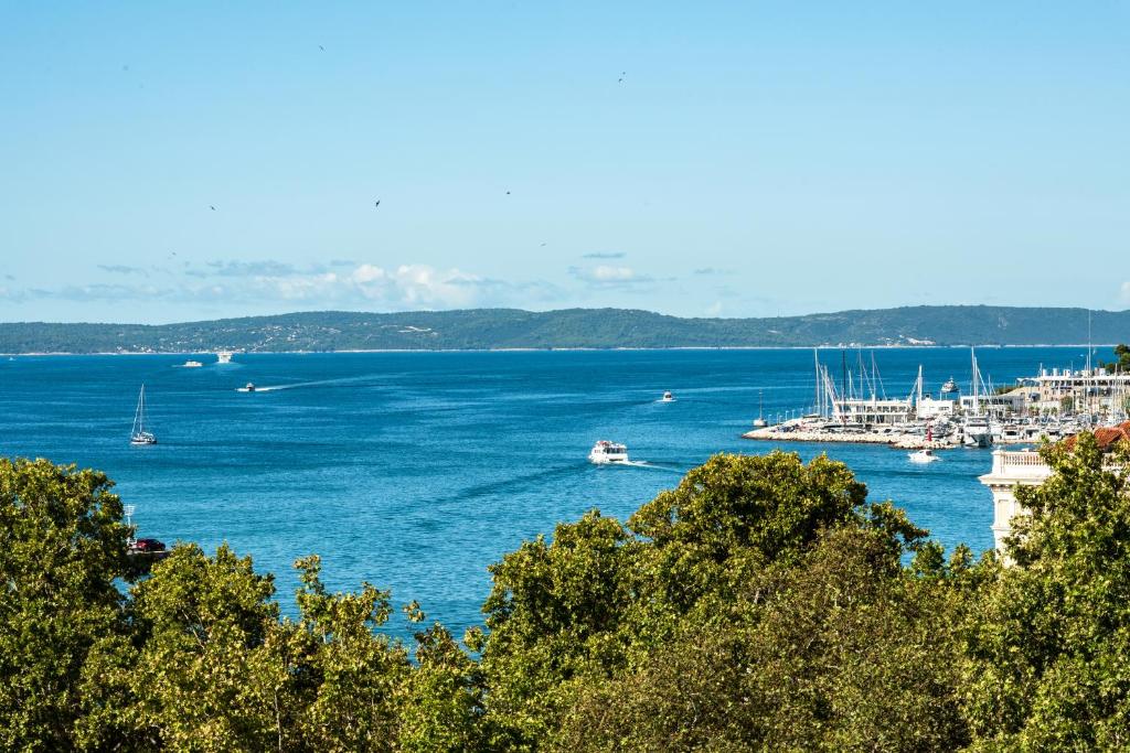 Penthouse with view in city center, Split