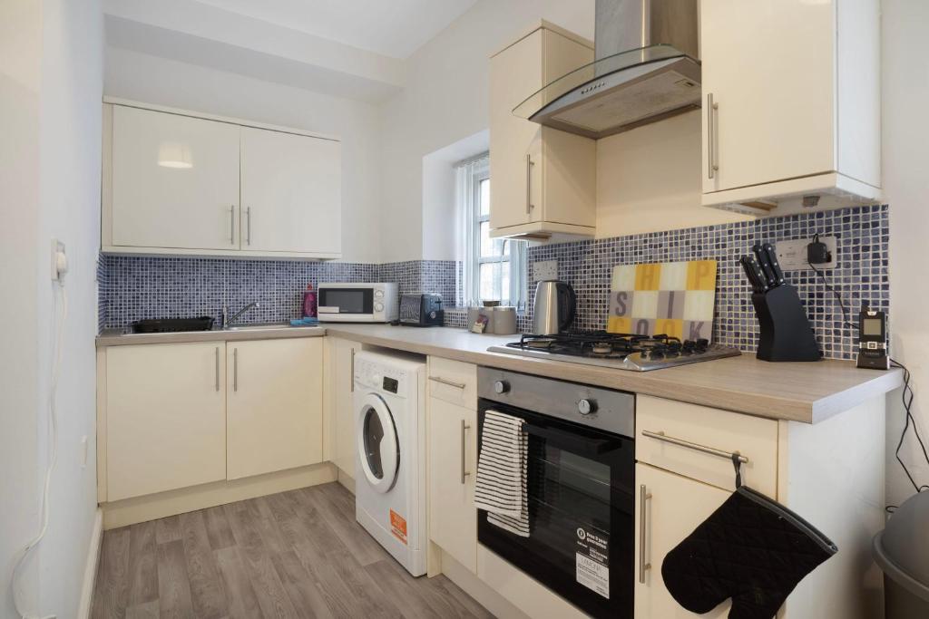 Warm & Inviting 4-Bed on Church Road, Sleeps 4, Stockton-on-Tees