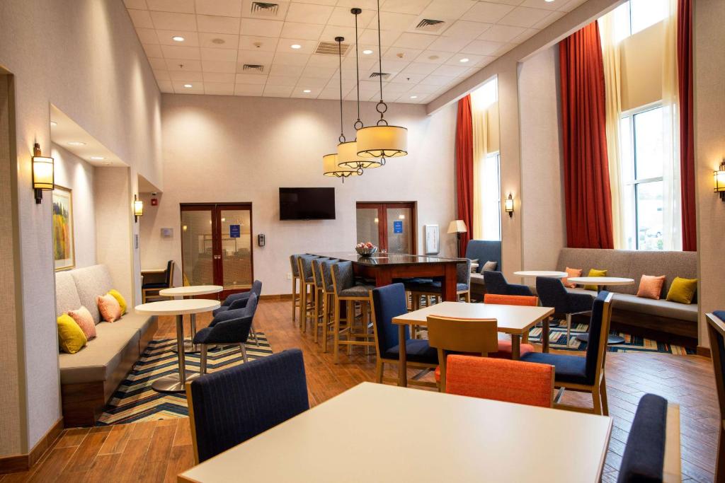 Hampton Inn & Suites Jacksonville의 깔끔한 욕실