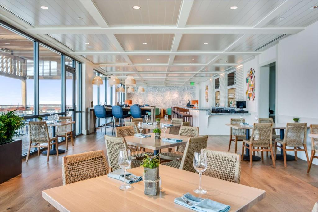 Bar/lounge, The Lodge at Gulf State Park, a Hilton Hotel in Gulf Shores (AL)