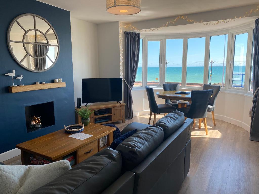 WORTHING BEACH 180 - 2 bed seafront apartment with private parking, Worthing
