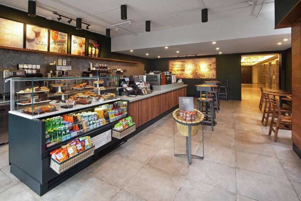 Toronto DoubleTree by Hilton Toronto Airport dining
