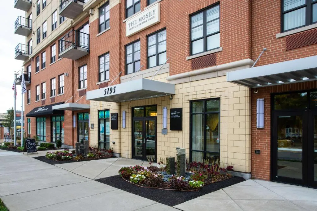 The Mosey Buffalo Williamsville Tapestry Collection Hilton，位于威廉斯维尔的酒店
