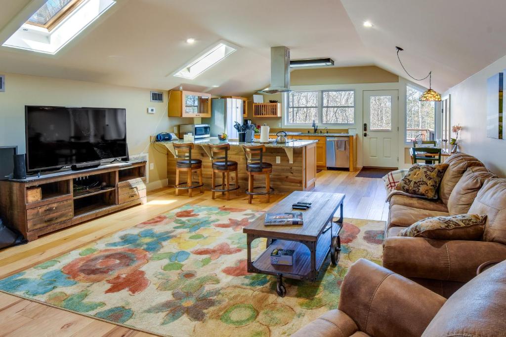 Romantic, Cozy Loft with Yard, 5 Miles to Clemson, Central