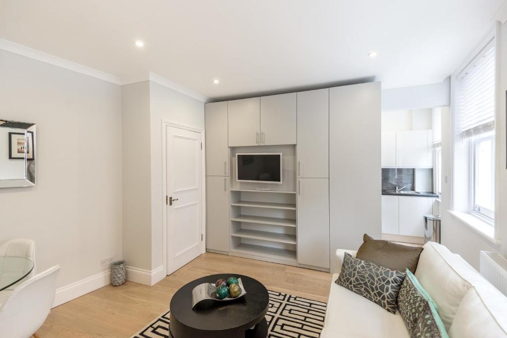 1 Bed High Street Kensington Apartment photo