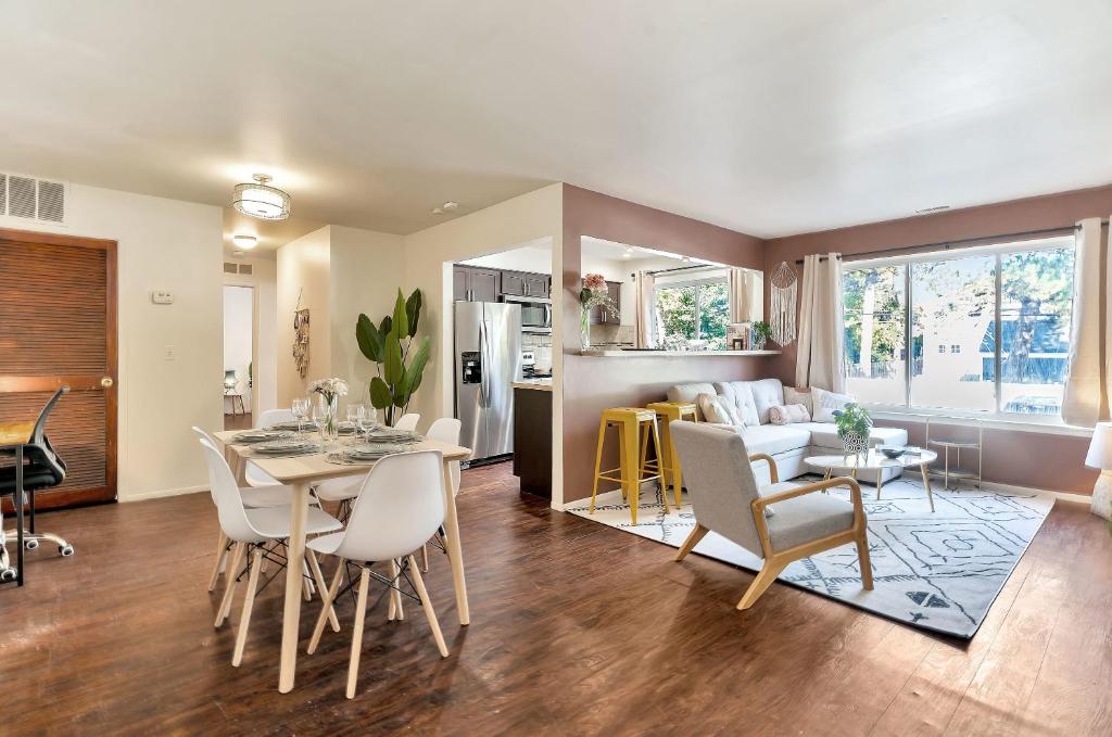 Rustic Hideaway w Workspace in Downtown Ferndale