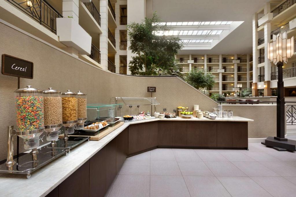 1. 엠버시 스위트 ..