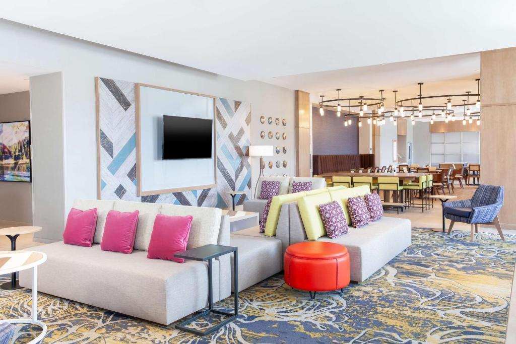 Hilton Garden Inn Broomfield Boulder photo