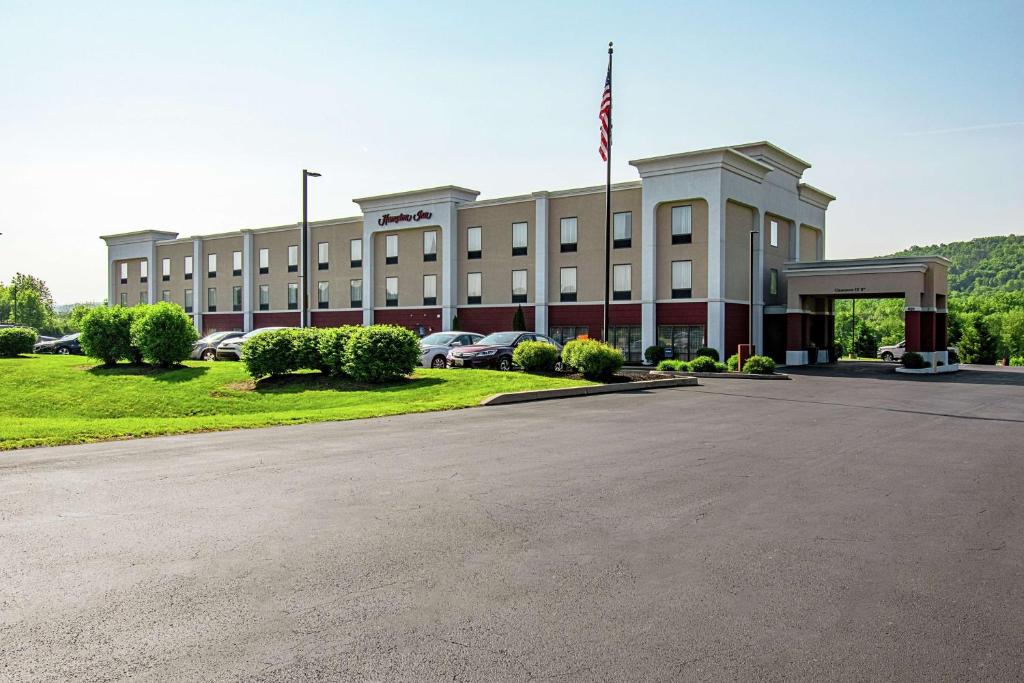 Hampton Inn Pine Grove photo