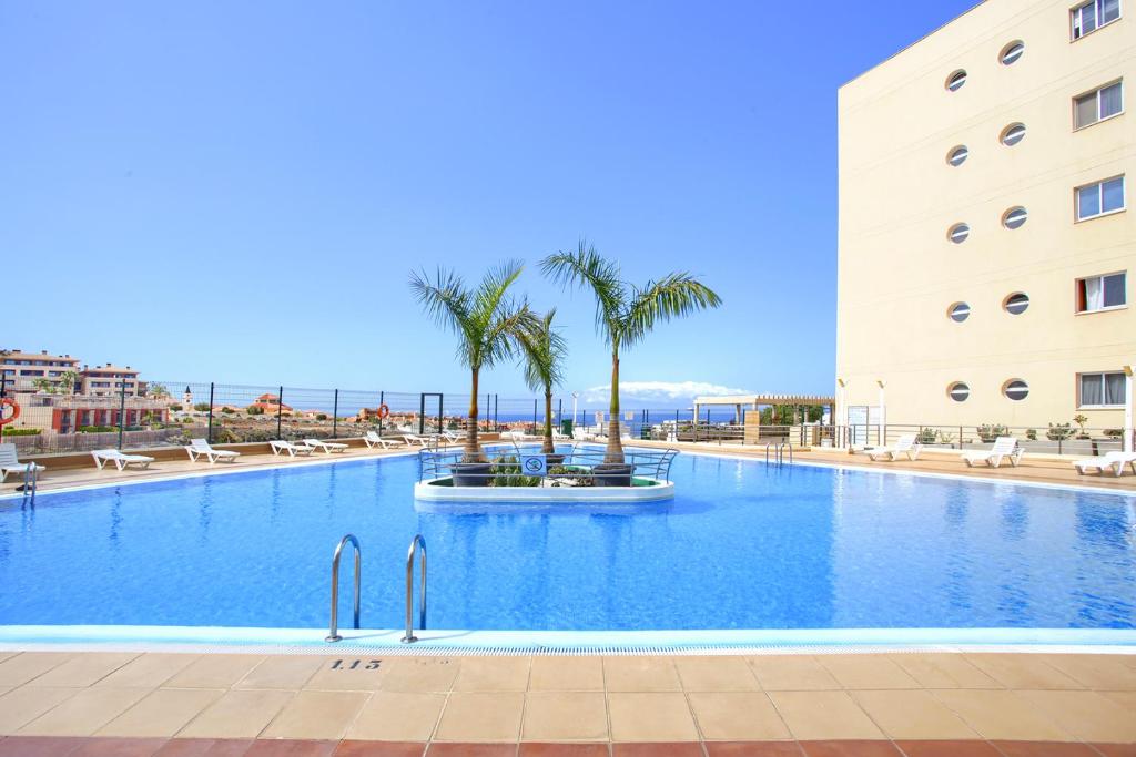 Premium Paradise Stay - Balcony Sea & Pool Views - Top Rated - 5