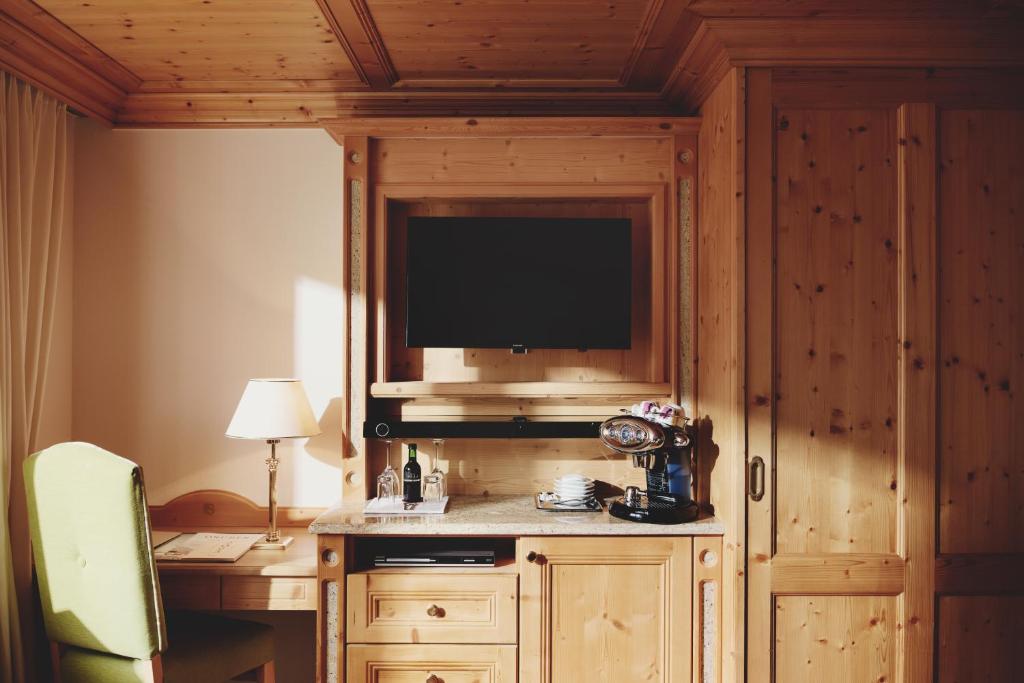 Burg Hotel Oberlech photo
