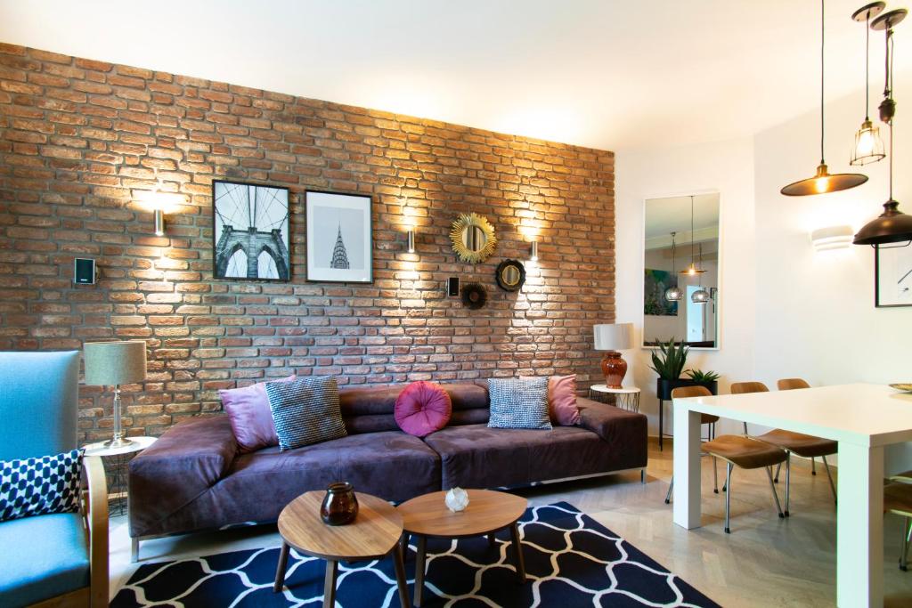 Spacious 3BR apartment with AC in living room, 2 balconies, Krakov