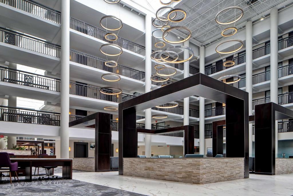 Embassy Suites by Hilton Syracuse フロント・ロビー