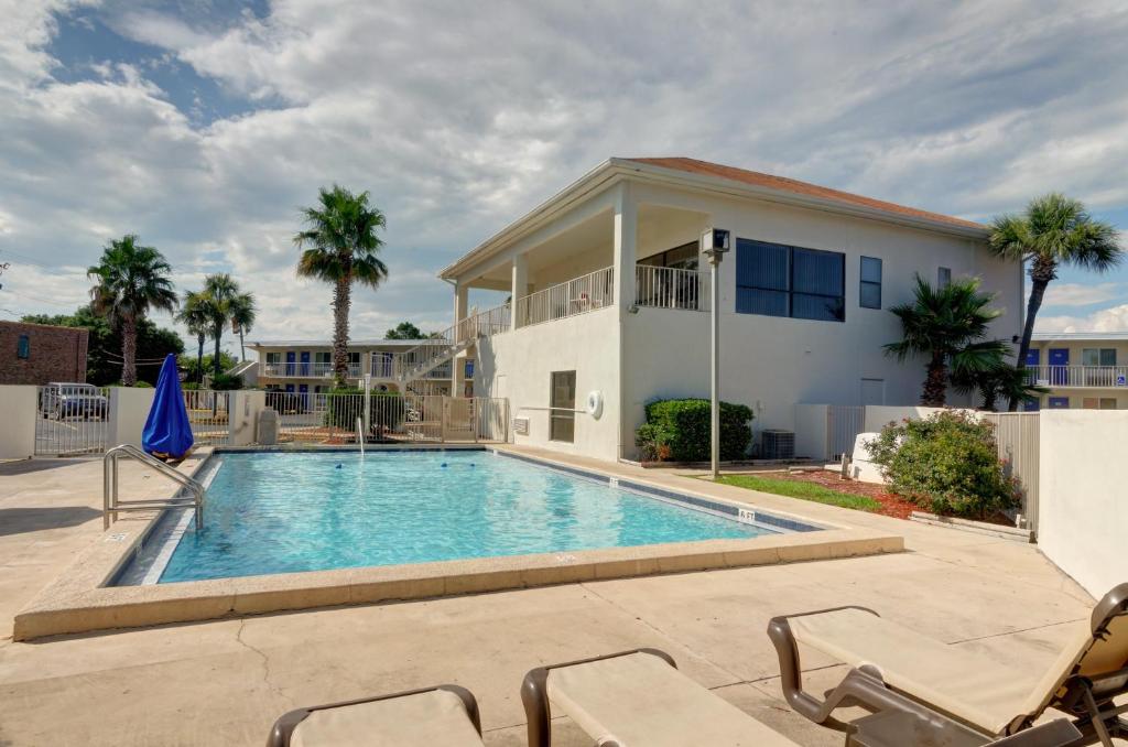 Swimming pool, Motel 6 Destin, FL in Destin (FL)