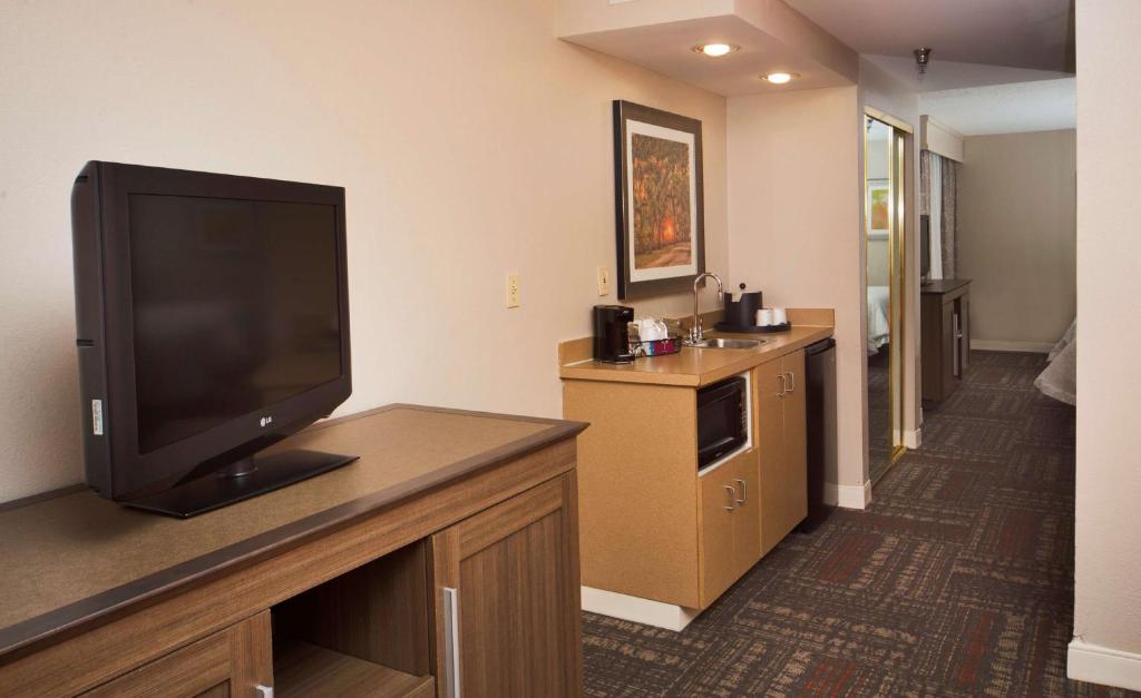 Hampton Inn and Suites Valdosta Conference Center photo