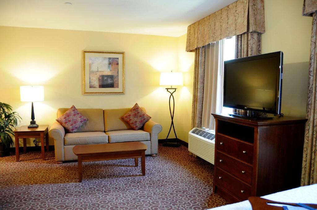 Hampton Inn and Suites Red Bluff photo
