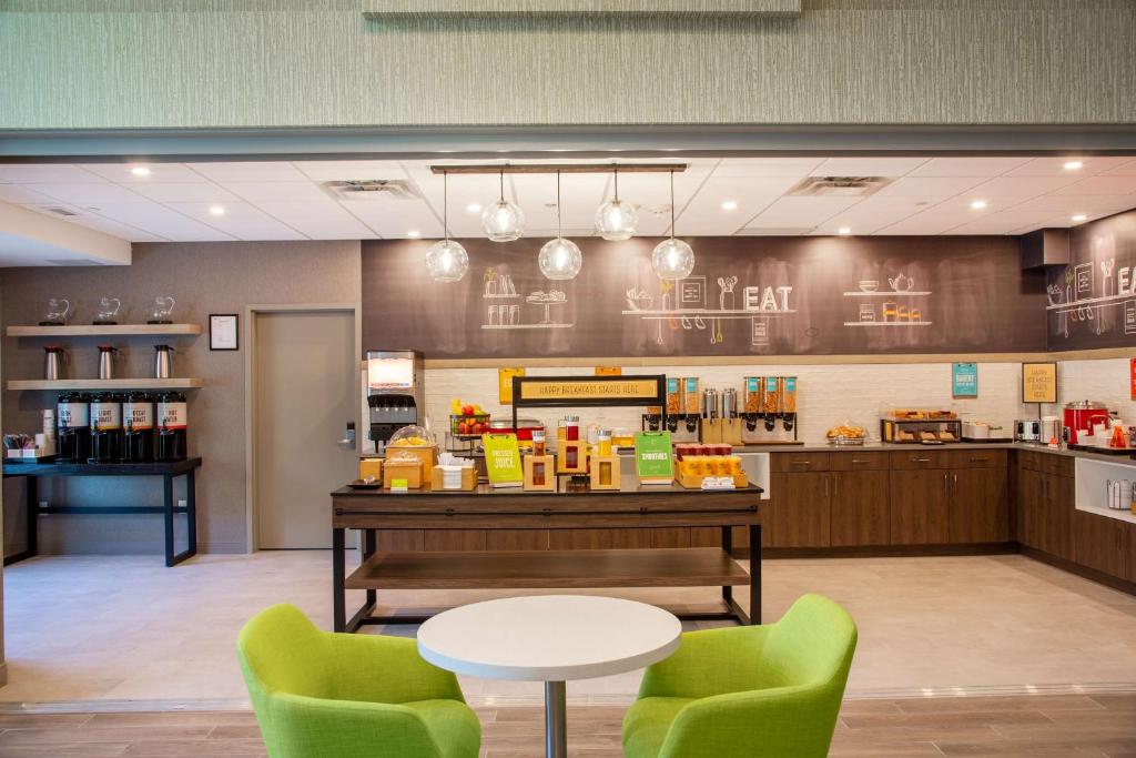 Food and beverages, Hampton Inn & Suites by Hilton Edmonton St. Albert in Edmonton (AB)