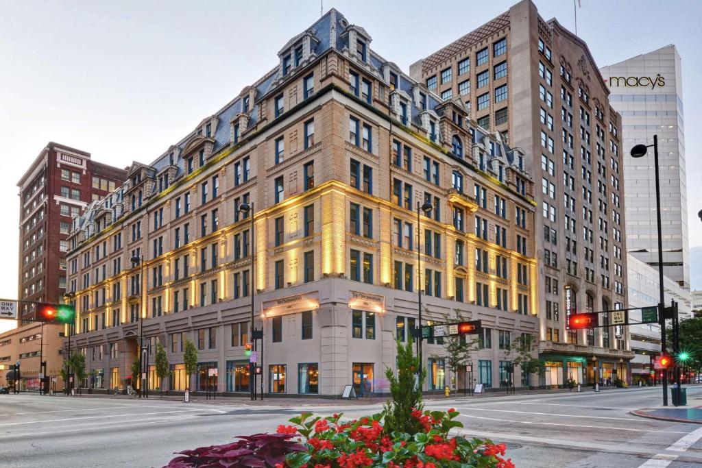 The Cincinnatian Hotel, Curio Collection by Hilton photo