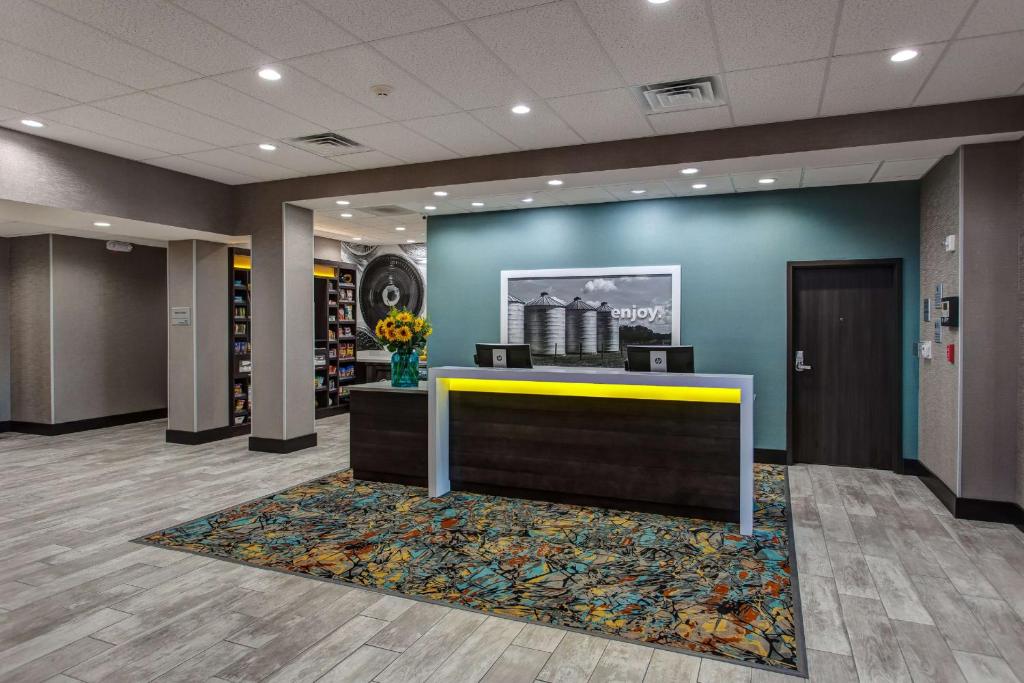 Hampton Inn & Suites Wichita/Airport photo