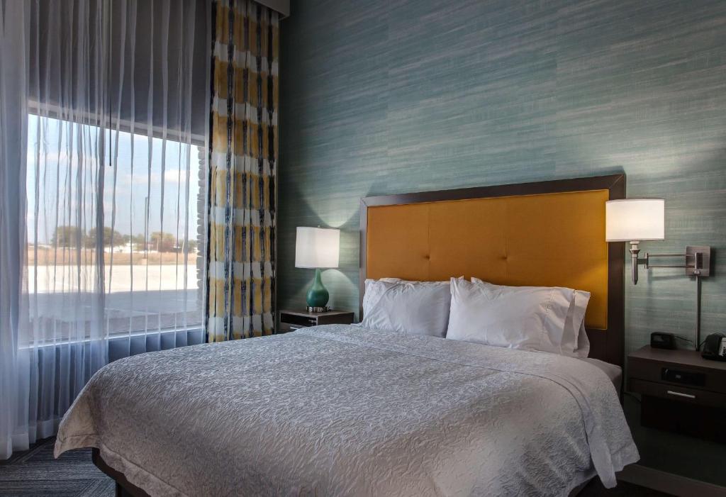 Hampton Inn & Suites Wichita/Airport photo