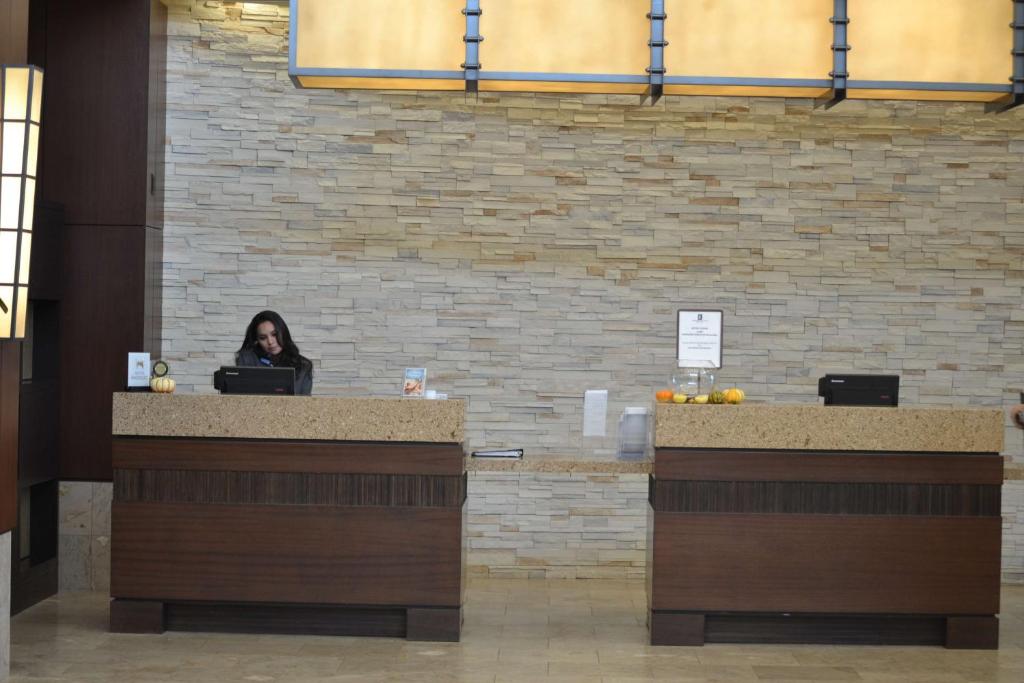 Embassy Suites Palmdale Hotel photo