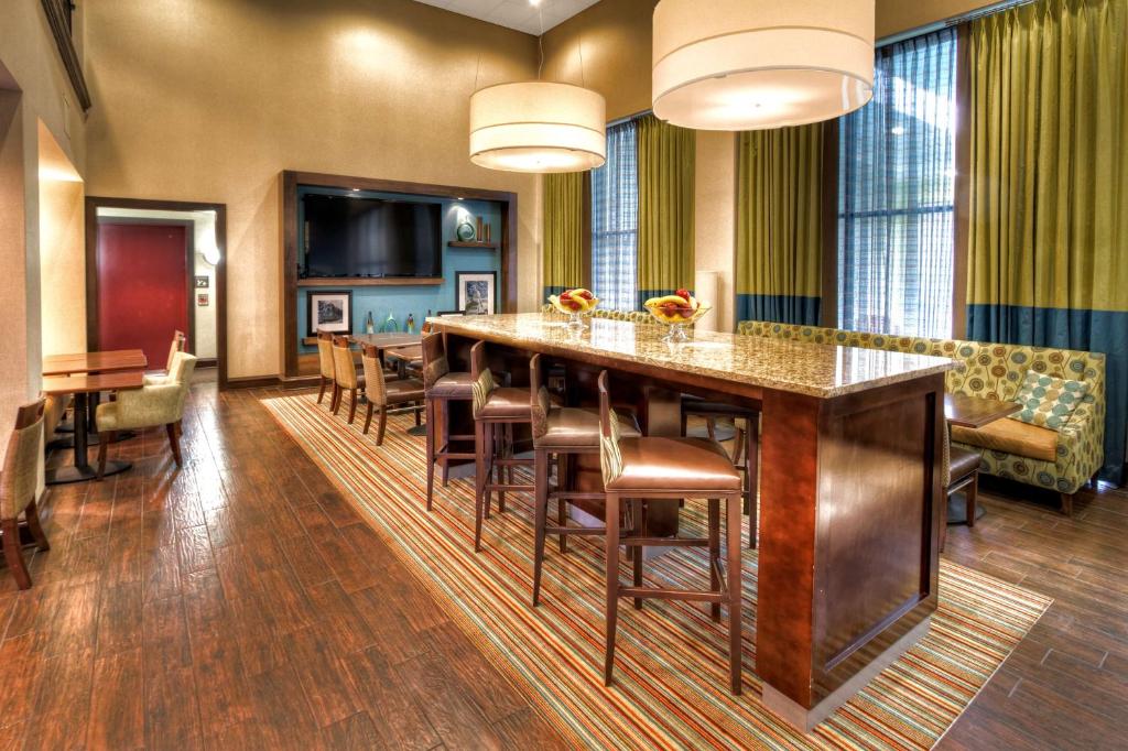 Hampton Inn Marion photo