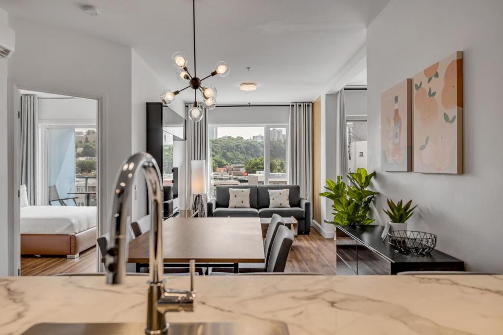 Initial / Spritz / Downtown Qc +STAT, Quebec