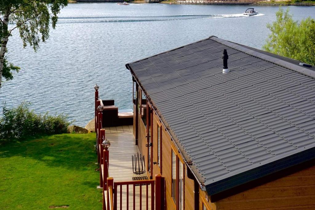 Fable Lodge Tattershall Lakes - luxury lakeside lodge with hot tub, Tattershall