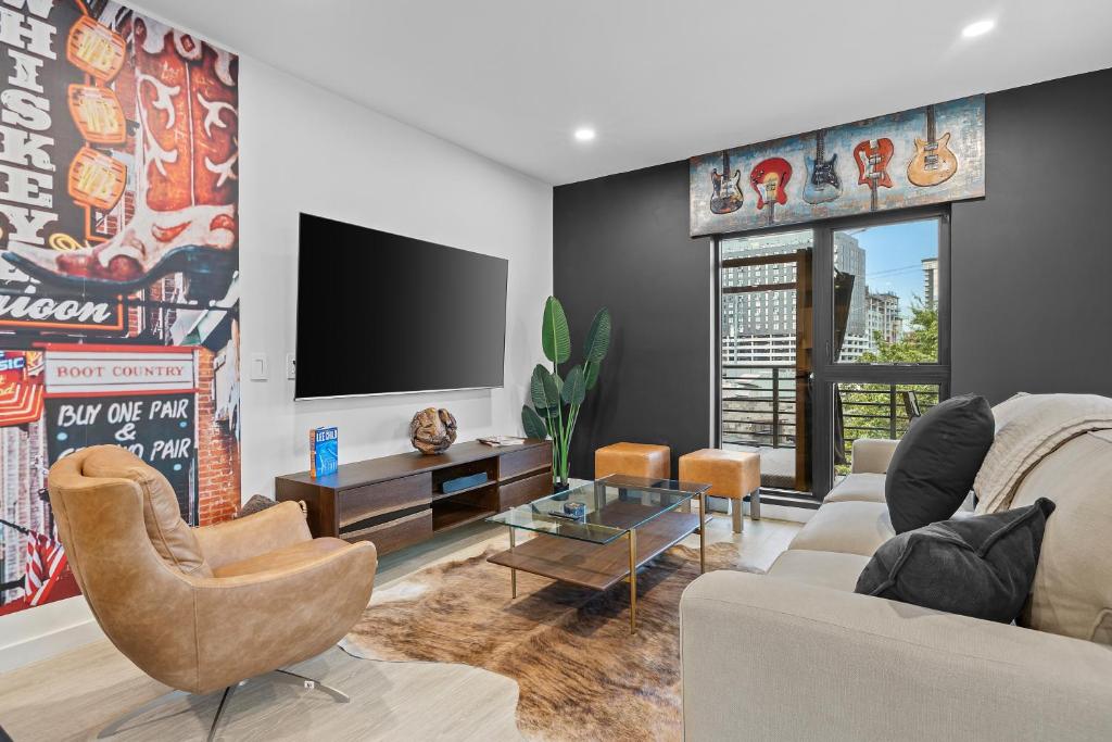 Skyline View, Pool, Gym, Balcony's, Walk to BWay!, Nashville