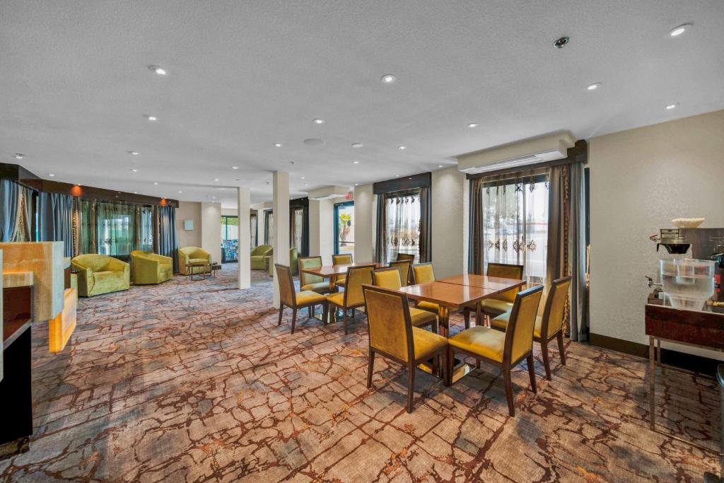Baymont by Wyndham Anderson photo