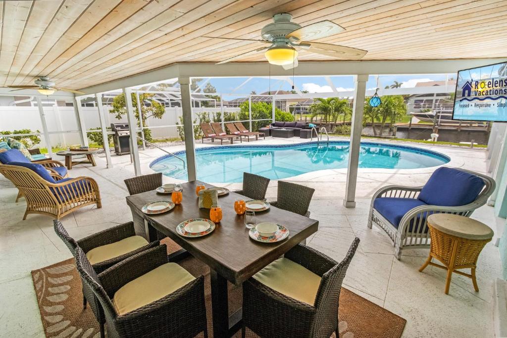 Prestigious location, Renewal Remodel, Heated Pool - Villa Pineapple Oasis, Cape Coral