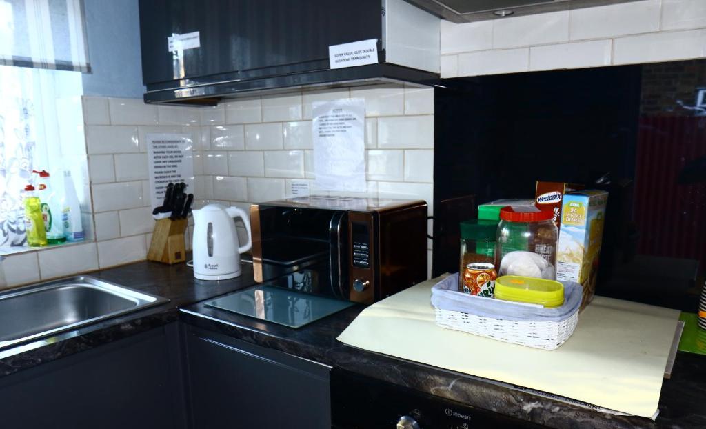 cozy rooms in London Townhouse fast links to Central photo