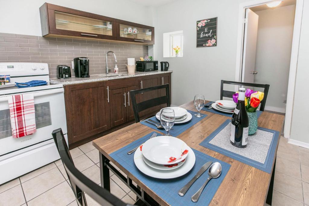 Pet Friendly Downtown 1BR Duplex