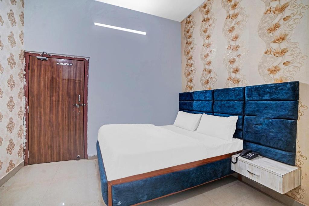 Flagship Hotel Sai Anant photo