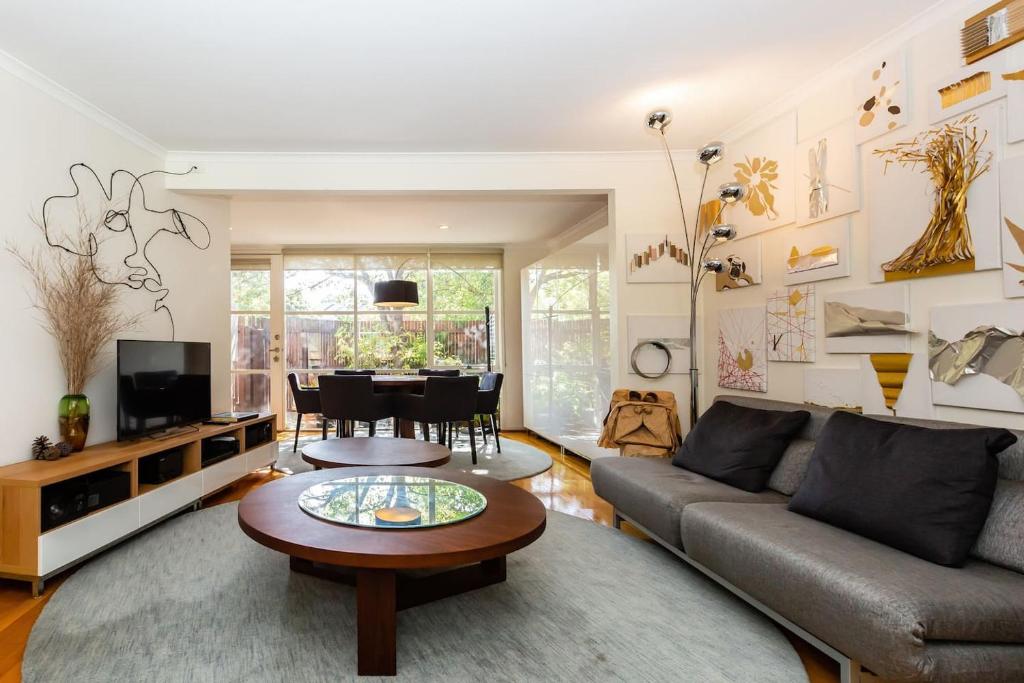 Artist's Hideaway in Vibrant Kensington
