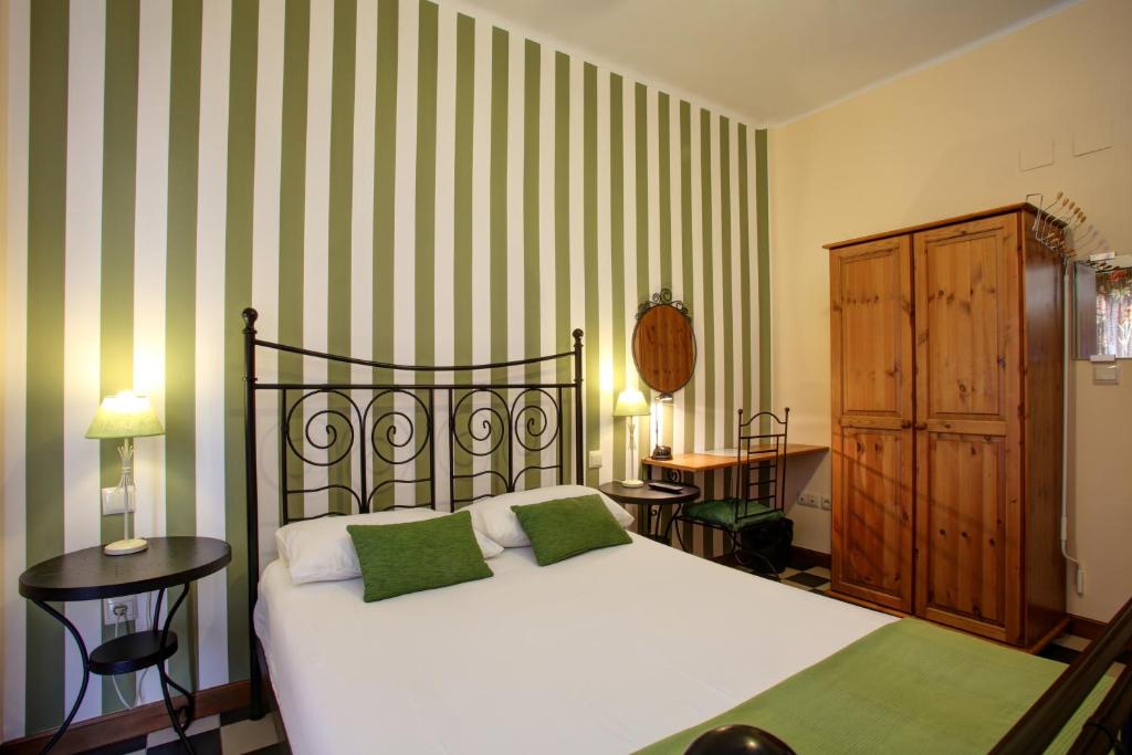 Málaga Lodge Guesthouse - 4