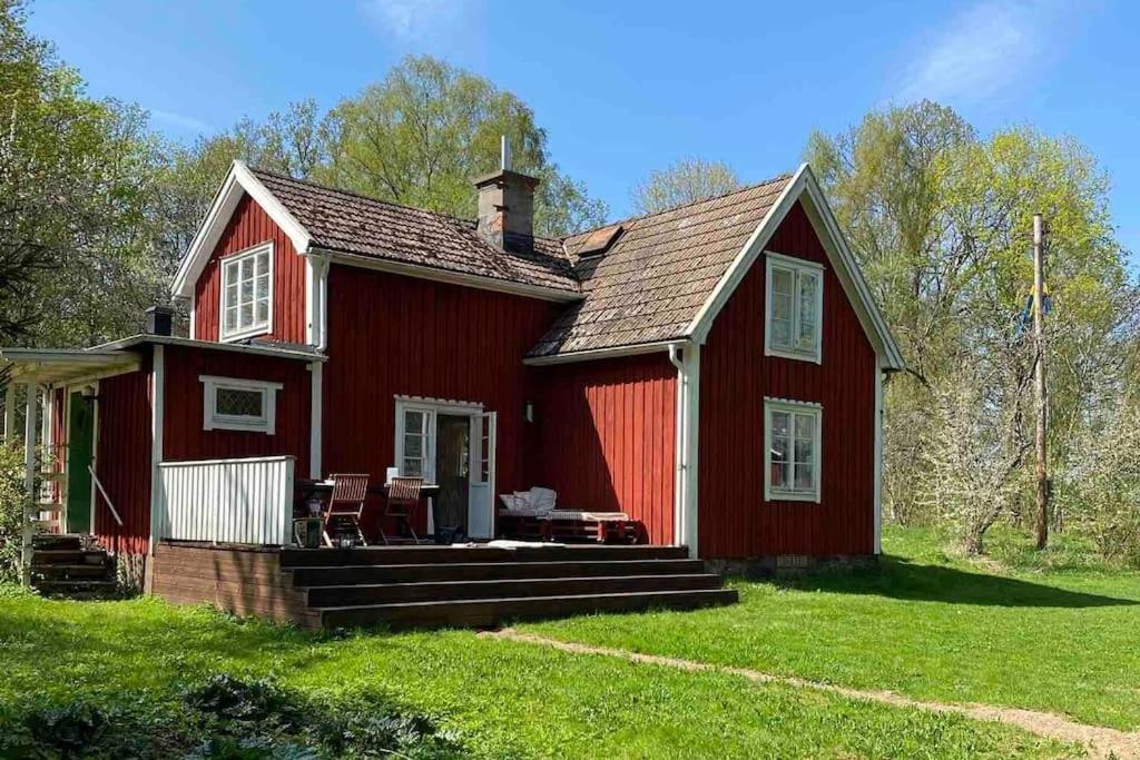 Svensk idyl ved skov og badesø