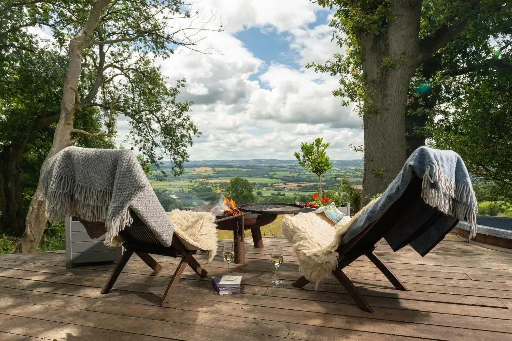 Tilbury Shepherd Huts with Hot Tubs Plus Holiday Cottages, hotel in West Bagborough