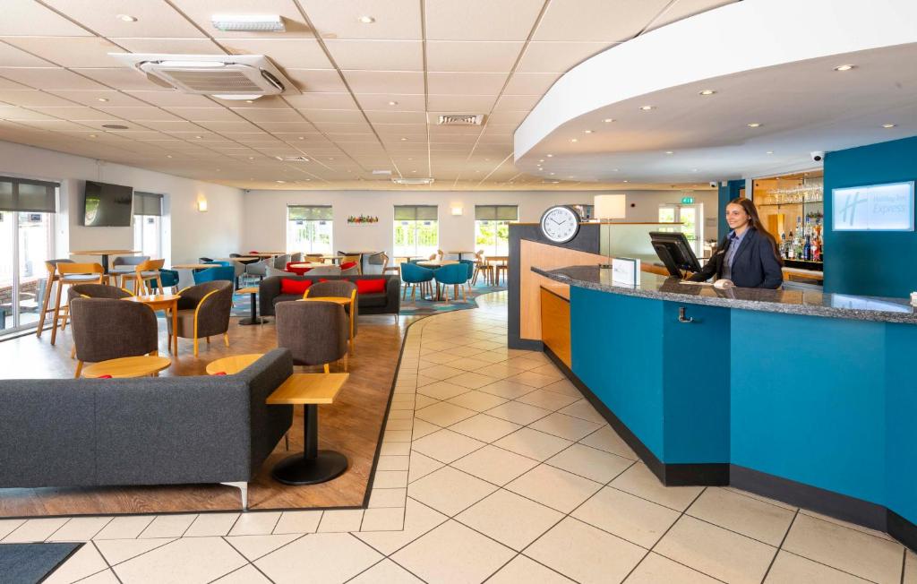 ホリデイ イン エクスプレス グロスター バイ IHG (Holiday Inn Express Gloucester By IHG) フロント・ロビー