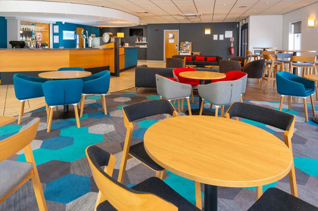 ホリデイ イン エクスプレス グロスター バイ IHG (Holiday Inn Express Gloucester By IHG) フロント・ロビー