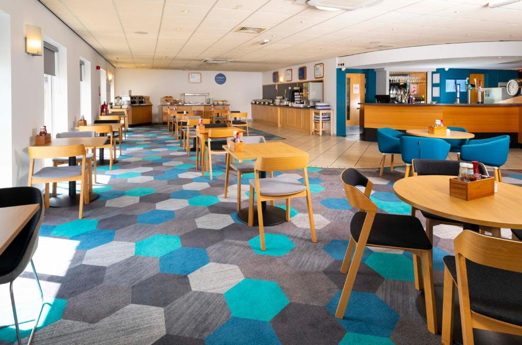 ホリデイ イン エクスプレス グロスター バイ IHG (Holiday Inn Express Gloucester By IHG) ラウンジ