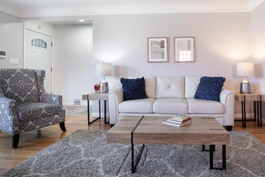 Big Central Stylish 3 BR/ 3 bath Townhouse. Game room . Home office.