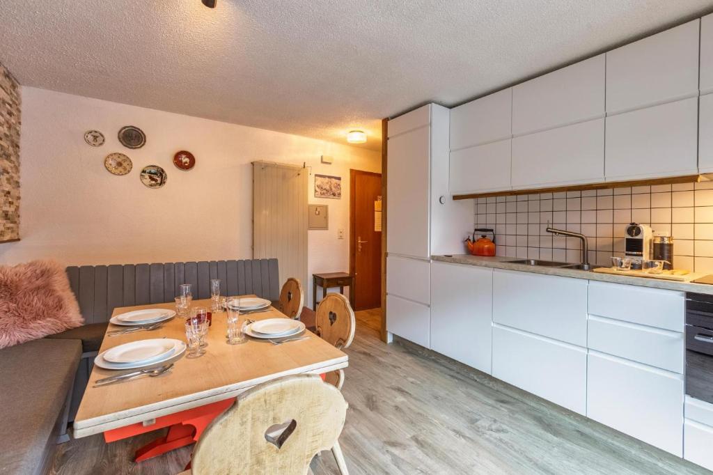 Nev 404 Centrally located 6 pax apartment and garage - 2