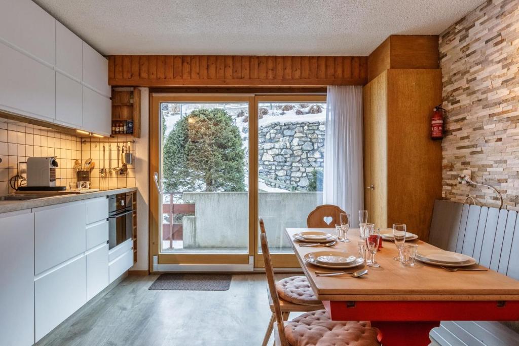 Nev 404 Centrally located 6 pax apartment and garage - 1