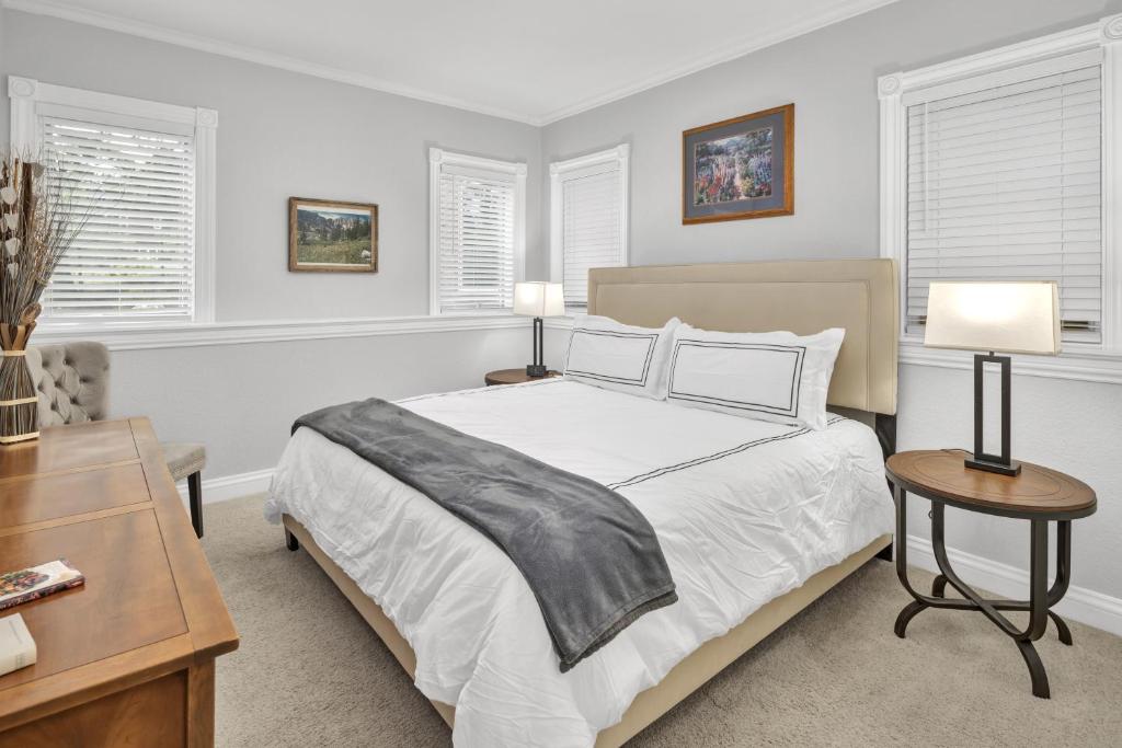 Twin Sisters Suite - 2 Bedroom, Kitchenette, Hot Tub!, Estes Park